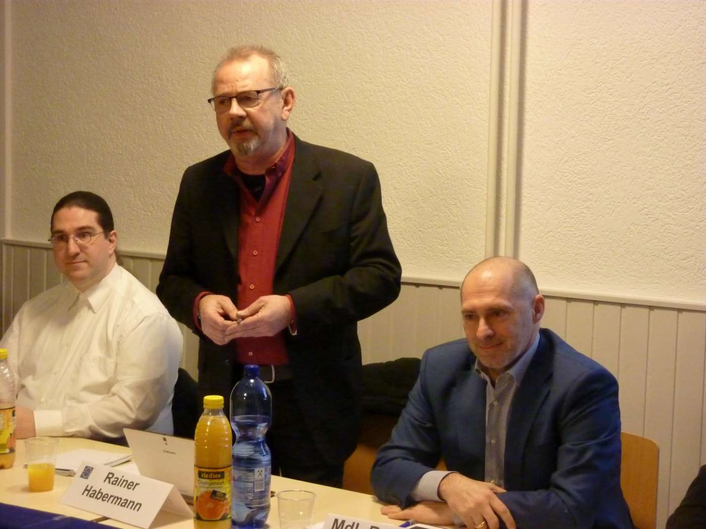 vlnr: Kai Lanio (Piratenpartei), Moderator Rainer Habermann, René Rock